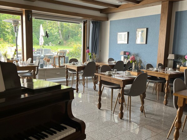 Tägliches Frühstücksbuffet (9.50 EUR pro Person)