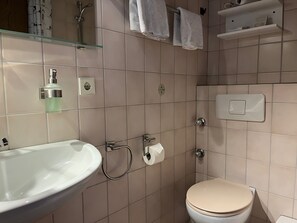 Basic Tek Kişilik Oda, Balkon | Banyo | Duş, saç kurutma makinesi, havlu, sabun 