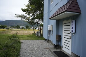 Vista frontal de la propiedad