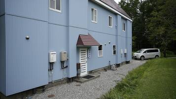 Vista frontal de la propiedad