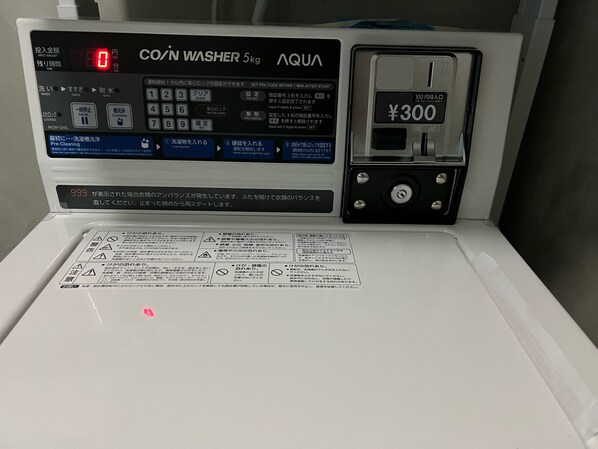 A CO/N WASHER 5kg with a digital display, a coin slot, and a manual button. - Dear Hostel HAKUBA (Hakuba)
