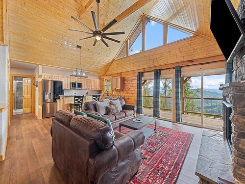 Huge Arcade! Family/Pet friendly log cabin with Hot Tub, Fire Pit, and VIEWS!