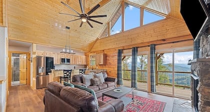 Huge Arcade! Family/Pet friendly log cabin with Hot Tub, Fire Pit, and VIEWS!