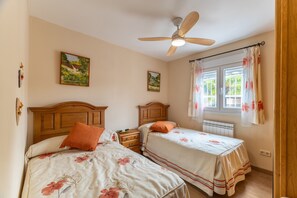 4 habitaciones, tabla de planchar con plancha, wifi y ropa de cama 