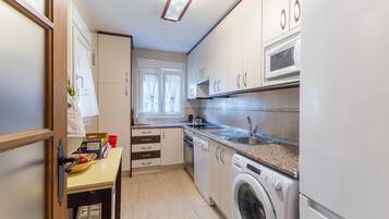 Frigorífico, microondas, horno y placa de cocina