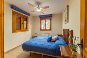 4 chambres, fer et planche à repasser, Wi-Fi, draps fournis