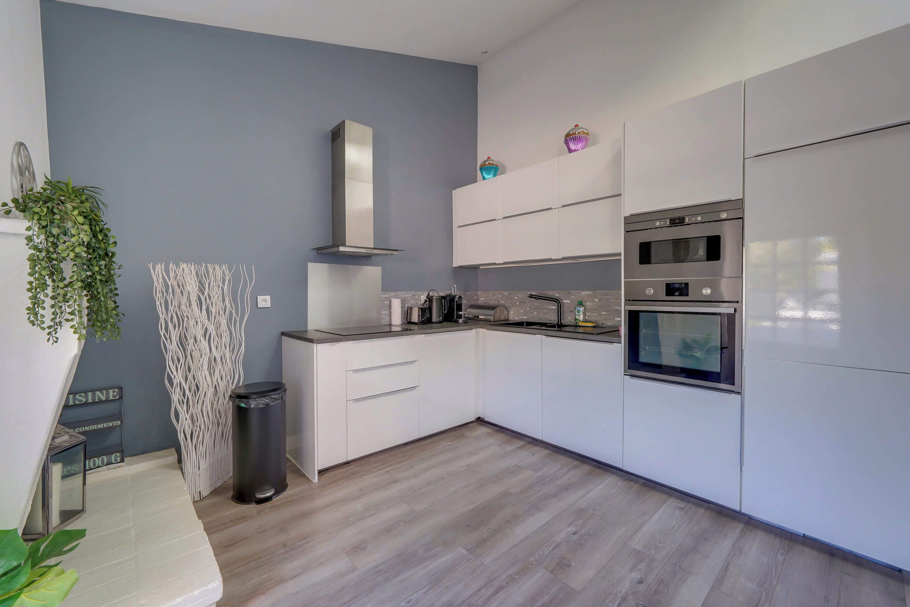 Jääkaappi, mikroaaltouuni, uuni, astianpesukone