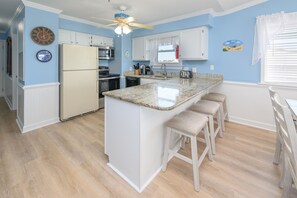 Kjøleskap, mikrobølgeovn, kokeplater og oppvaskmaskin