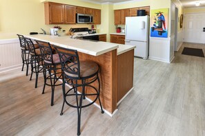 Kjøleskap, mikrobølgeovn, kokeplater og oppvaskmaskin