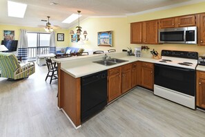 Kjøleskap, mikrobølgeovn, kokeplater og oppvaskmaskin