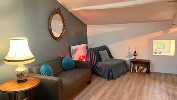 Deluxe Room, River View | Living area