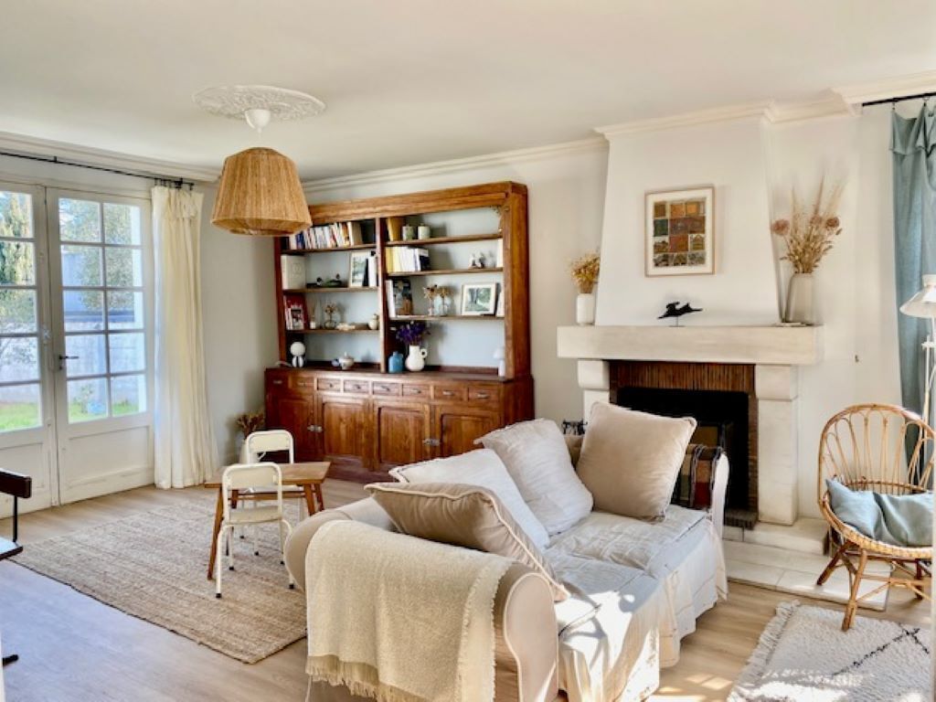 Televisión, chimenea, reproductor de DVD y libros 