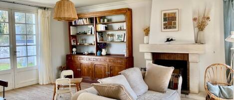 TV, fireplace, DVD player, books