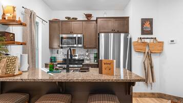 ثلاجة، ميكروويف، فرن، موقد طهي مسطح