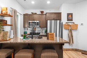 ثلاجة، ميكروويف، فرن، موقد طهي مسطح