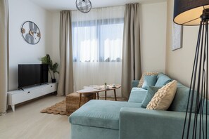 Appartement, 2 slaapkamers, keuken, uitzicht op stad | Woonkamer | Een 43-inch smart-tv met digitale zenders en streamingdiensten