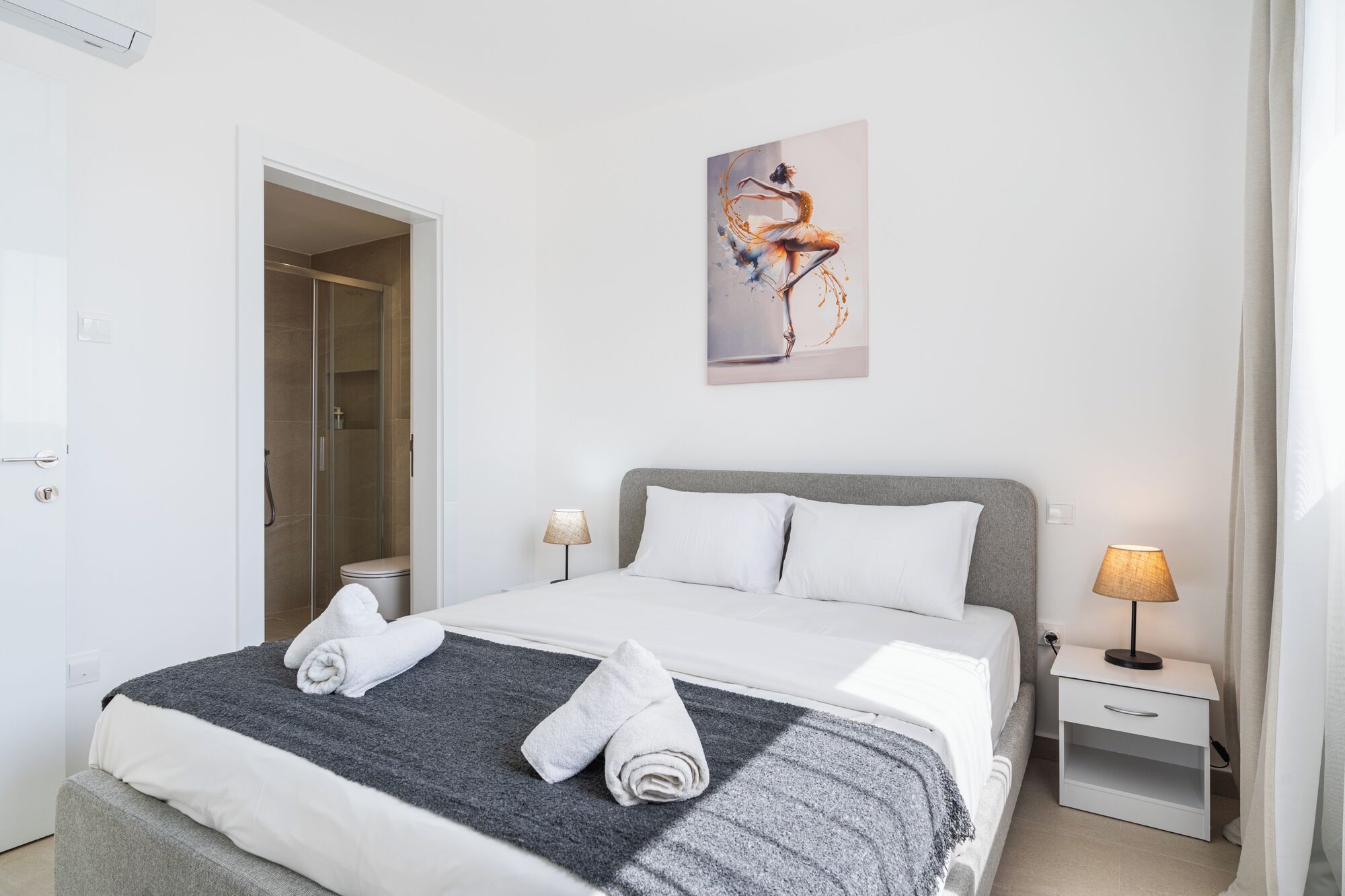 Decoración personalizada, muebles diferentes y cortinas blackout 