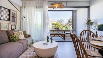 Apartment, 2 Schlafzimmer, Küche, Stadtblick | Wohnzimmer