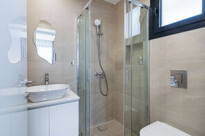 Apartment, 2 Schlafzimmer, Küche, Stadtblick | Badezimmer | Dusche, kostenlose Toilettenartikel, Haartrockner, Handtücher