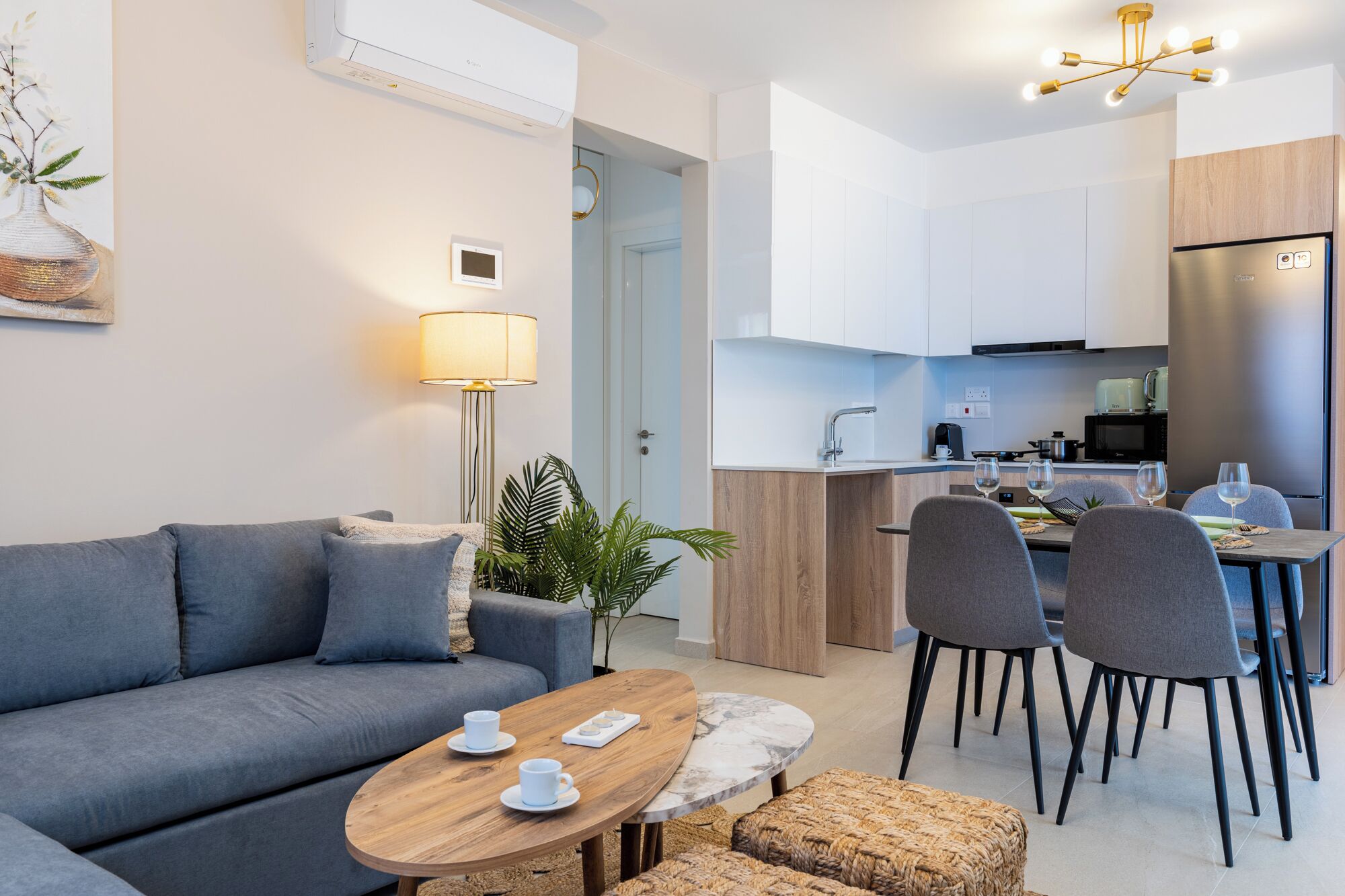 Apartemen, 2 kamar tidur, dapur, pemandangan kota | Ruang keluarga | Smart TV 43-inci dengan saluran TV digital dan layanan streaming