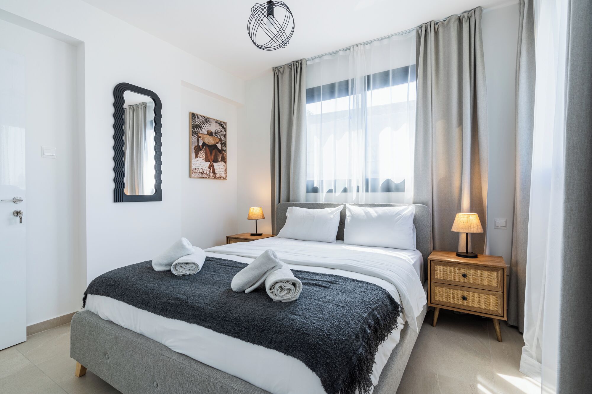 Decoración personalizada, muebles diferentes y cortinas blackout 