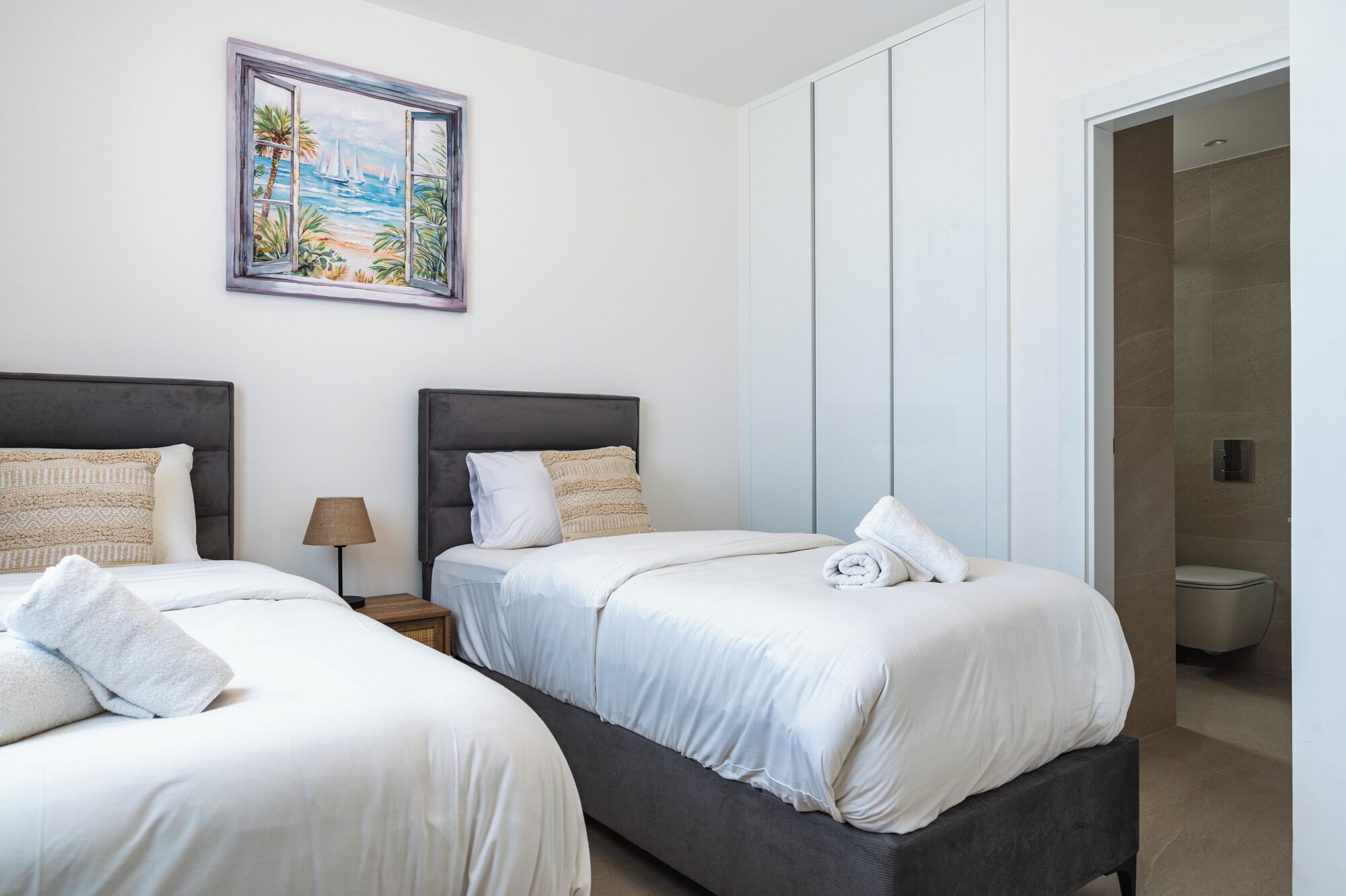 Decoración personalizada, muebles diferentes y cortinas blackout 