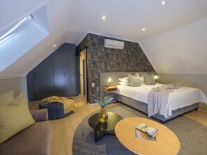 غرفة لفردين - بشرفة - منظر للفناء | خزنة داخل الغرفة ومكواة/لوح كي وواي فاي مجانًا