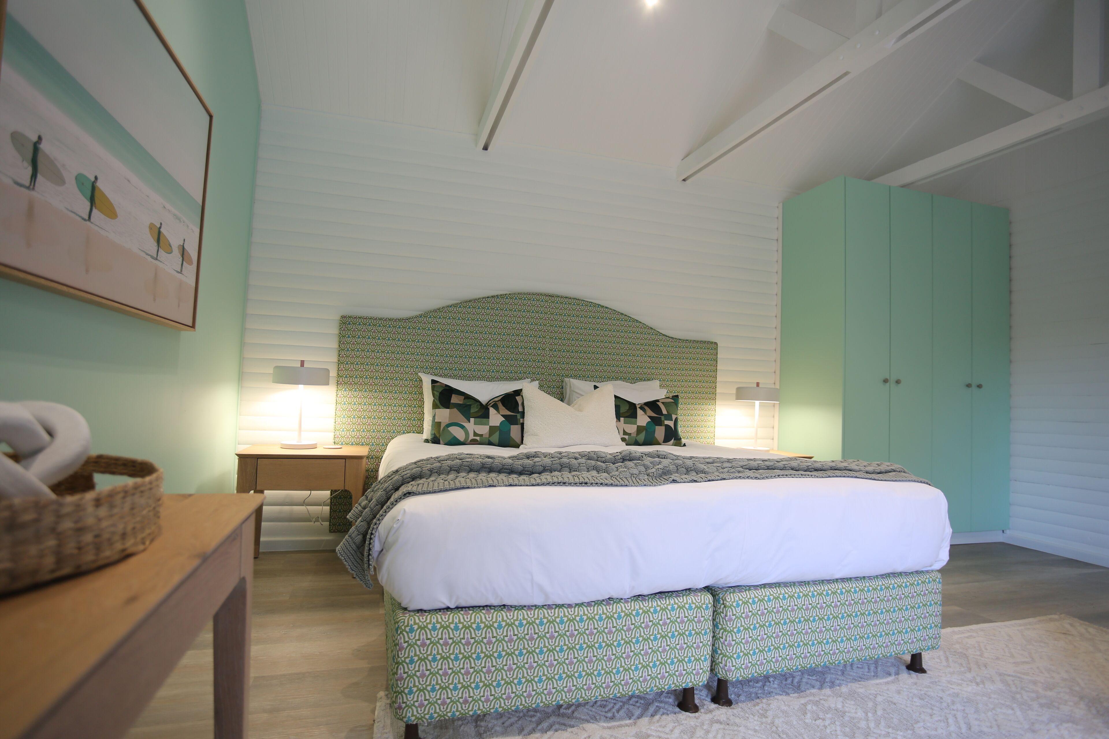 Caja de seguridad en la habitación y tabla de planchar con plancha 