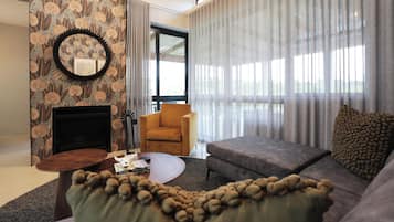 Suite, pati, vistes al pati | Caixa forta a l'habitació, planxa i posts de planxar i wifi gratuïta