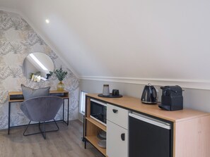 Double Room, Balcony, Courtyard View | In-room safe, iron/ironing board, free WiFi