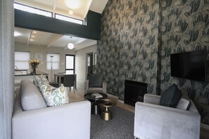 جناح - برواق - منظر للفناء | خزنة داخل الغرفة ومكواة/لوح كي وواي فاي مجانًا