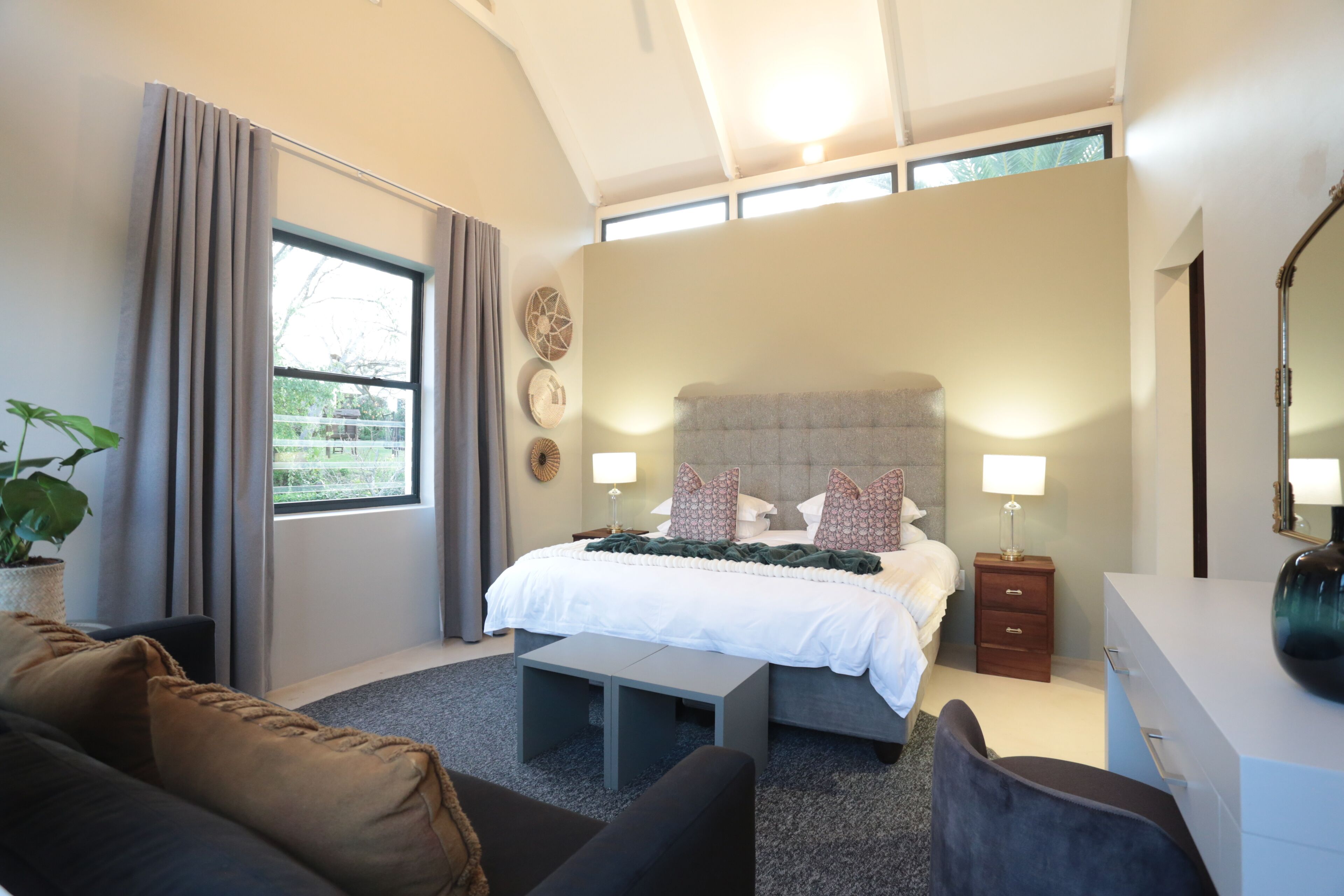 Caja de seguridad en la habitación y tabla de planchar con plancha 