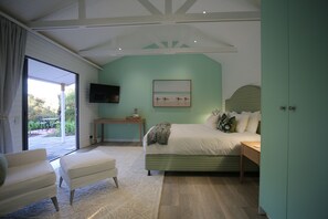 Suite, balkon, uitzicht op binnenplaats | Een kluis op de kamer, een strijkplank/strijkijzer, gratis wifi