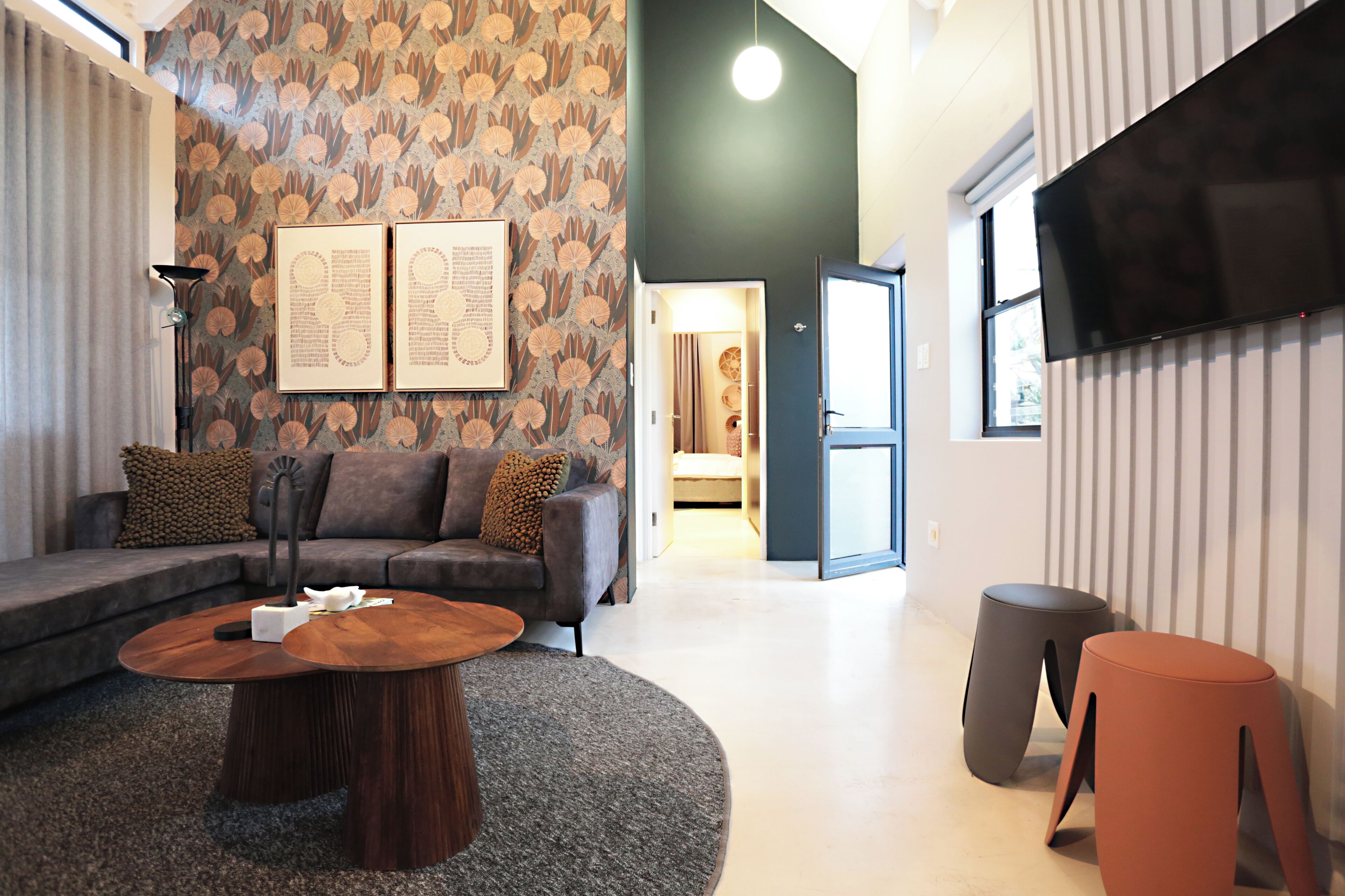 خزنة داخل الغرفة ومكواة/لوح كي وواي فاي مجانًا