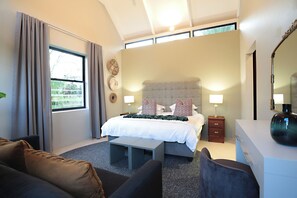 Suite, patio, uitzicht op binnenplaats | Een kluis op de kamer, een strijkplank/strijkijzer, gratis wifi