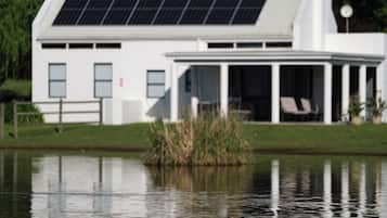 Vista frontal de la propiedad