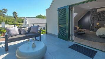 Twin Room, Balcony, Courtyard View | In-room safe, iron/ironing board, free WiFi