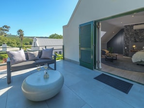 Quarto duplo, sacada, vista para o pátio | Cofres nos quartos, ferros/tábuas de passar roupa, Wi-Fi de cortesia