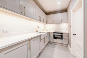 Private kitchen - Designer 6-Bed Putney Home with AC (London,)