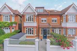 Exterior - Designer 6-Bed Putney Home with AC (London,)