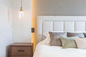 6 bedrooms, iron/ironing board, WiFi, bed sheets