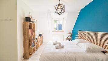 Iron/ironing board, travel crib, WiFi, bed sheets
