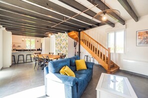 TV, books - Warm house, ideal for families (Plélo)