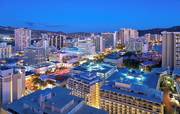 Un paisaje urbano con edificios altos, una piscina en la azotea y un entorno citadino denso.