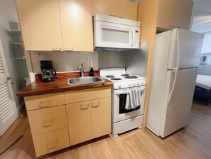 Kjøleskap, mikrobølgeovn, ovn og kokeplater