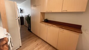 Une cuisine étroite avec des armoires en bois et un plan de travail en bois.