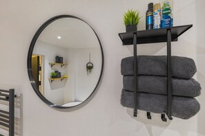 Interior - Stylish Two Bedroom Apartment with lavish Bathroom (London)