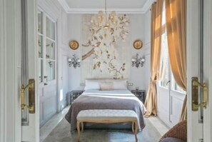 6 bedrooms, iron/ironing board, internet, bed sheets