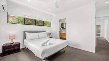 3 bedrooms, iron/ironing board, internet, bed sheets