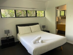 مكواة/لوح كي وخدمة الإنترنت وملاءات أسرّة